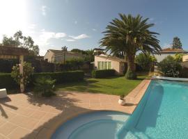 GITE MEUBLE POUR 1,2,3,4 PERS AVEC PISCINE à PARTAGER, hôtel à Agde