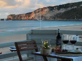 Beachfront Apartment Nazaré, lejlighed i Nazaré