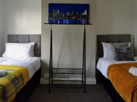 C Amazing 5 Beds Sleeps 7 For Worker or Families by Your Night Inn Group, puhkemaja sihtkohas Cannock