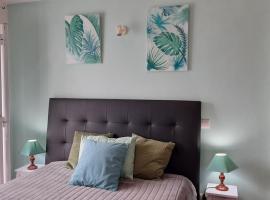 OCEANUS ROOM With private kitchen, bathroom and terrace 300m from the beach: Sagres'te bir otel