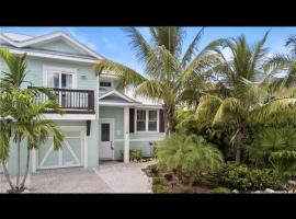 AMI/Holmes Beach - 3/2 Home - Private Heated Pool and Yard - walk to beach، فندق في هولمز بيتش