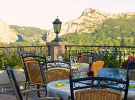 Logis Hotel Restaurant La Porte des Cévennes、アンデューズのホテル