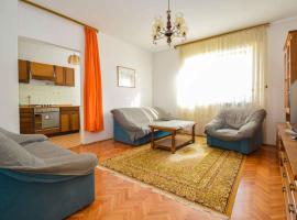 Two-Bedroom Apartment in Pula IX – hotel z parkingiem w mieście Veruda