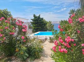 Beachfront Apartments Anita with Pool, hotel a Karlobag