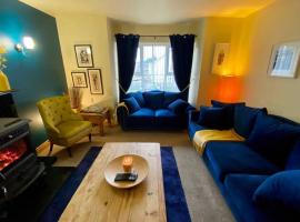 3 Bedroom House located in Centre of Carndonagh, hotel sa parkingom u gradu Karndona