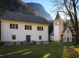 Počitniško stanovanje Pri cerkvi, Hotel in Trenta