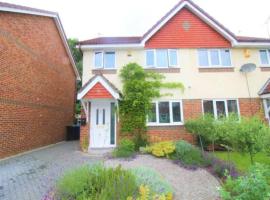 3 Bedroom house-close to Manchester airport-Free parking-private garden, hotel in Sale