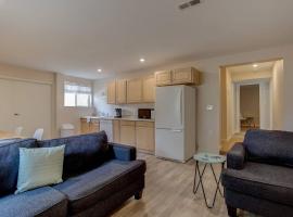 Bright & Private 2-Bedroom 1100-sqft COS Apartment, hotel com estacionamento em Colorado Springs