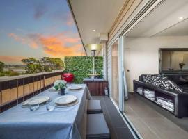 Modern 3 bedroom apartment, beach, surf & shops, hotel near Pinnacles Lookout, Cape Woolamai