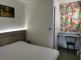 Alpha Hotel, hotel v destinaci Bouafle