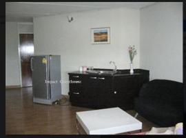 T8 Guest House Don Mueang Challenger, Located in Bangkok، شقة في Ban Song Hong