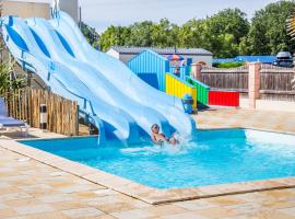 Mobil Home XXL 4 chambres - Camping Le Domaine d'Oléron, Hotel in Foulerot