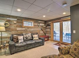 Boyne Falls Hideaway - Walk to Mountain Resort!, apartment in Boyne Falls