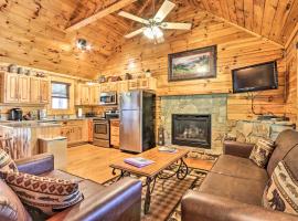 Smoky Mountain Cabin with Game Room and Hot Tub!, hotel cerca de Bodega Apple Barn, Pigeon Forge