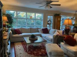 Chic Cottage 1.7 miles to Downtown Highlands