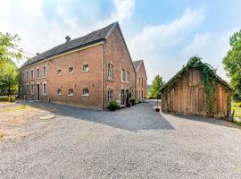 Magnificent Holiday Home in Sint Martens Voeren with Garden, cabaña o casa de campo en Berg