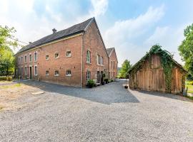 Magnificent Holiday Home in Sint Martens Voeren with Garden, căsuță din Berg