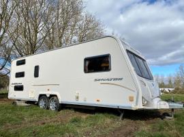 StayZo Large Modern, fully equipped Caravan at family friendly site - with Free Wi-Fi and Parking, hotel en Great Missenden
