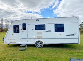 StayZo Cosy Touring Caravan With fixed Double Bed and Free Wi-Fi located in the Chiltern Hills, hotel Great Missendenben