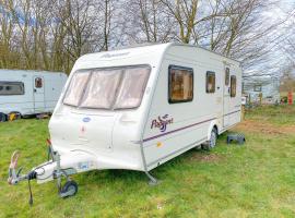StayZo Caravan - with great access to local attractions - With Free Wi-Fi in the Chiltern Hills, hotel Great Missendenben