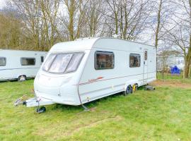 StayZo A Comfy Touring Caravan - with Free Wi-Fi in the Chiltern Hills, hotel en Great Missenden