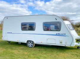 StayZo Airy Touring Caravan With built in heater and Free Wi-Fi located in the Chiltern Hills, hótel í Great Missenden