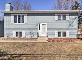 Charming Rochester Home, 4 Mi to Mayo Clinic!, alquiler vacacional en Rochester