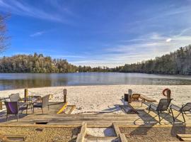 Sunny Newland Cabin with Deck, Pool and Beach Access!, feriebolig i Newland