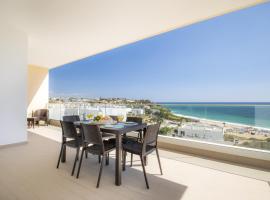 5 Star Beach View Apartment in Porto de Mos 150 metres from the beach, hotell i Porto de Mós