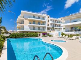 Sleek Modern Beach Apartment, Porto de Mos, Lagos, Strandhaus in Porto de Mós