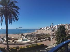 Beachfront apartment with private parking, hotell i San Pol de Mar