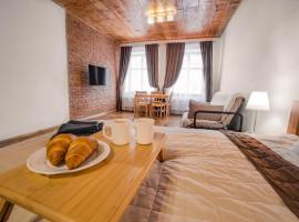 Luxury apartment with Rynok square view, hotelli kohteessa Lviv