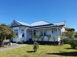 Fossil Coast B&B, hotel with parking in Hawera