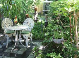 Busselton Home, Secret Garden, Hot Outdoor Bath and pet friendly, pet-friendly hotel in Busselton