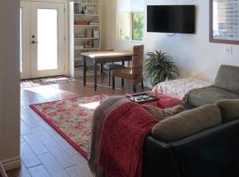 Beautiful new detached casita nestled in scenic southern CA foothills!, homestay in Fallbrook