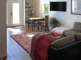 Beautiful new detached casita nestled in scenic southern CA foothills!, guest house in Fallbrook