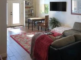 Beautiful new detached casita nestled in scenic southern CA foothills!