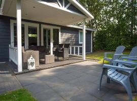 Modern chalet with covered terrace in nature, hotel in Rhenen