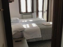 Camera con bagno Mirjana – apartament w mieście Mozzate
