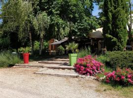 Camping Au Tour de l'Aveyron: LʼHospitalet-du-Larzac şehrinde bir ucuz otel