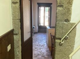 La casetta nel granaio – apartament w mieście Capranica