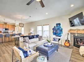 Modern Oregon Retreat with Deck, Hot Tub, Ocean View, holiday home in Depoe Bay