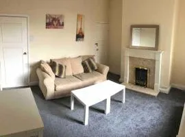 Manchester Lounge 4/BR house Stockport Airport