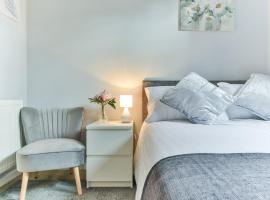 Royal Living Properties - 3 Bedroom Deluxe Bungalow, holiday home in Hillingdon