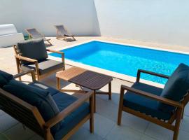 New and modern 3 bedroom Villa with private heated pool near Nazaré、サン・マルティーニョ・ド・ポルトのホテル