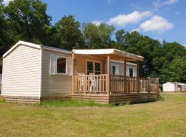 Mobil-Home XXL 4 chambres - Camping La Colline: Virton şehrinde bir otel