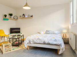 Budget apart near Paris، فندق في جينفيليي