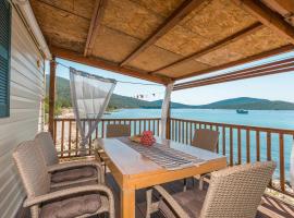 Seascape bungalow with terrace with seaview, Hotel in Mali Pašman