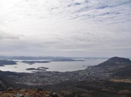 Apartment with a view close to The Pulpit Rock: Jørpeland şehrinde bir otel