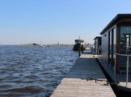 Cozy houseboat at the edge of the marina with beautiful view, barco em Uitgeest